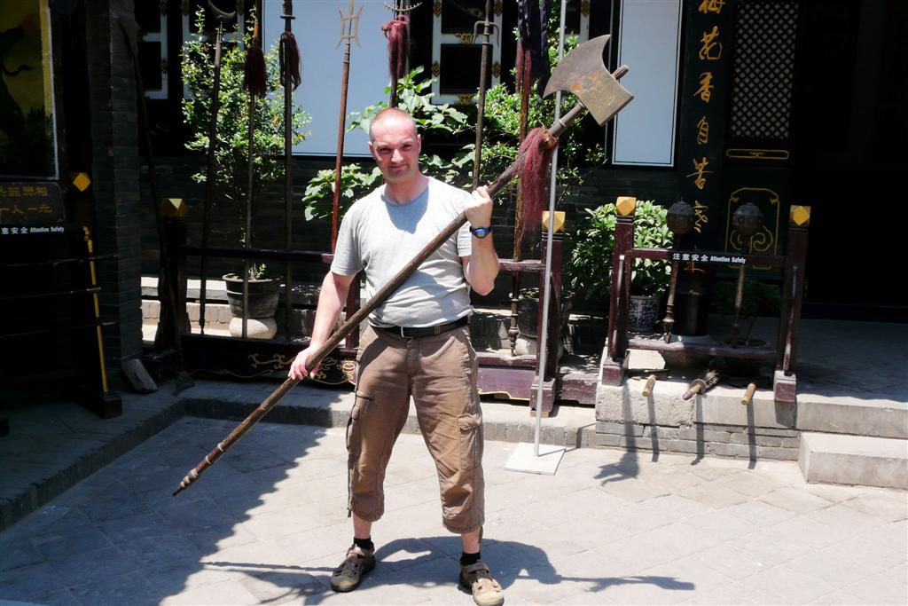PINGYAO - Carlos met bijl van het kung fu museum