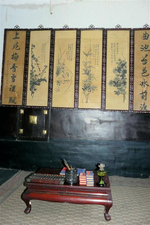 PINGYAO - tafeltje met spullen van een museum