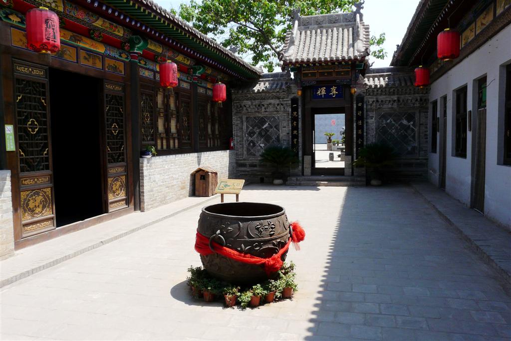 PINGYAO - watervat op binnenplaats van een museum