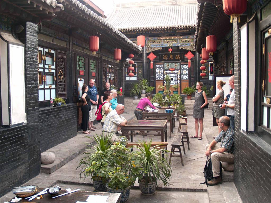 PINGYAO - wachten tot we aan tafel kunnen voor avondeten bij DeJuYuan guesthouse