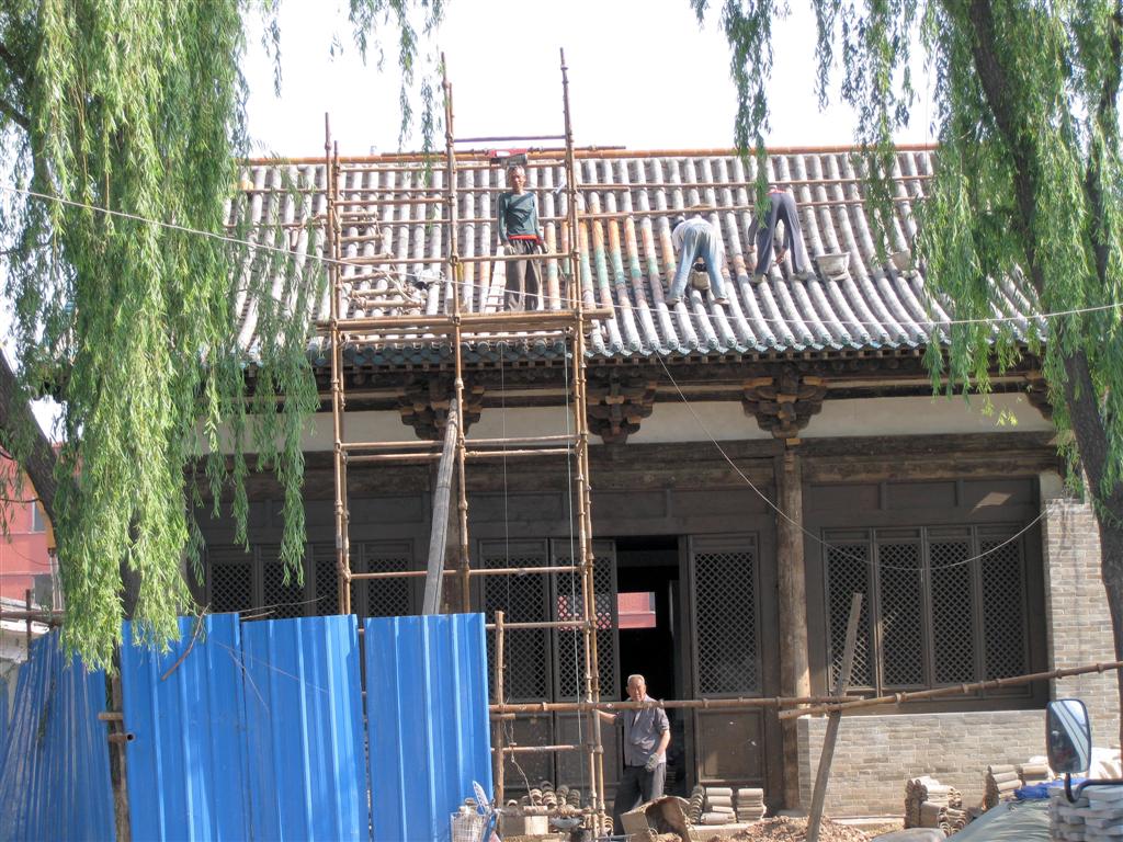 PINGYAO - bouwvakkers bezig op het dak