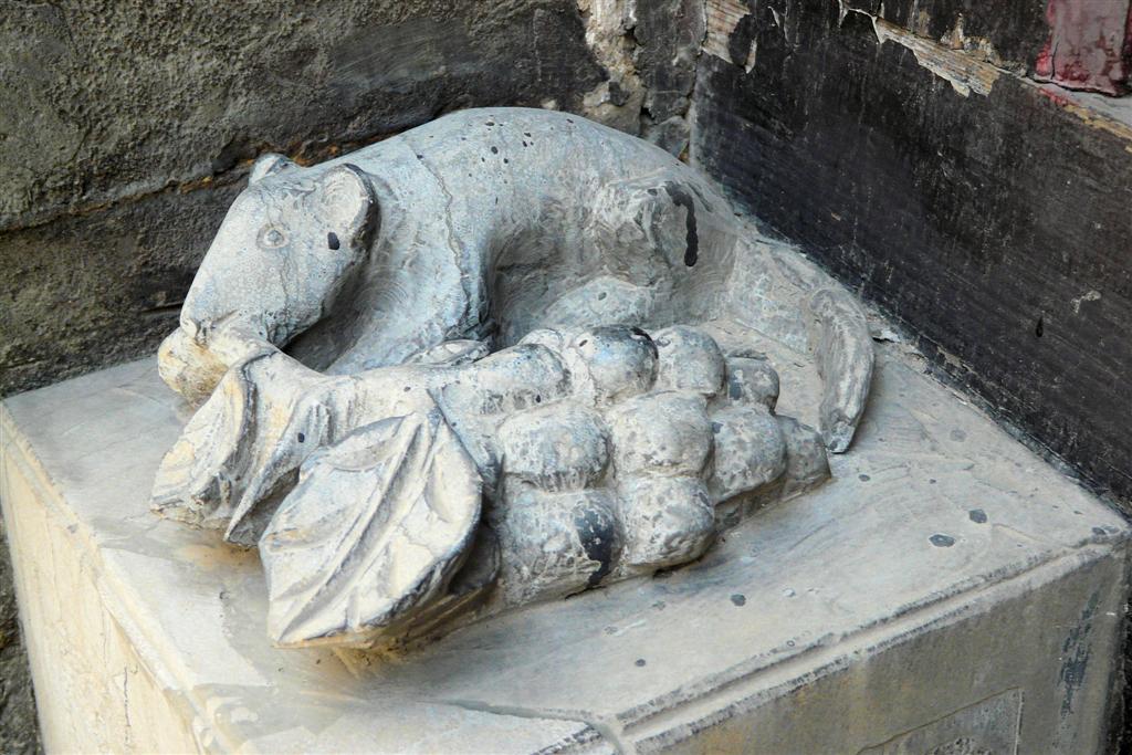 PINGYAO (Wang Family Courtyard) - steenhouwwerk van een etende rat