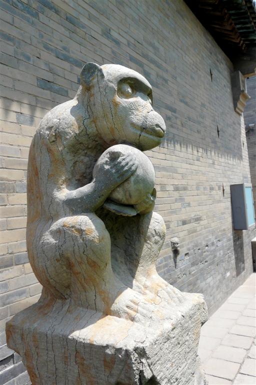 PINGYAO (Wang Family Courtyard)- beeld van een aap