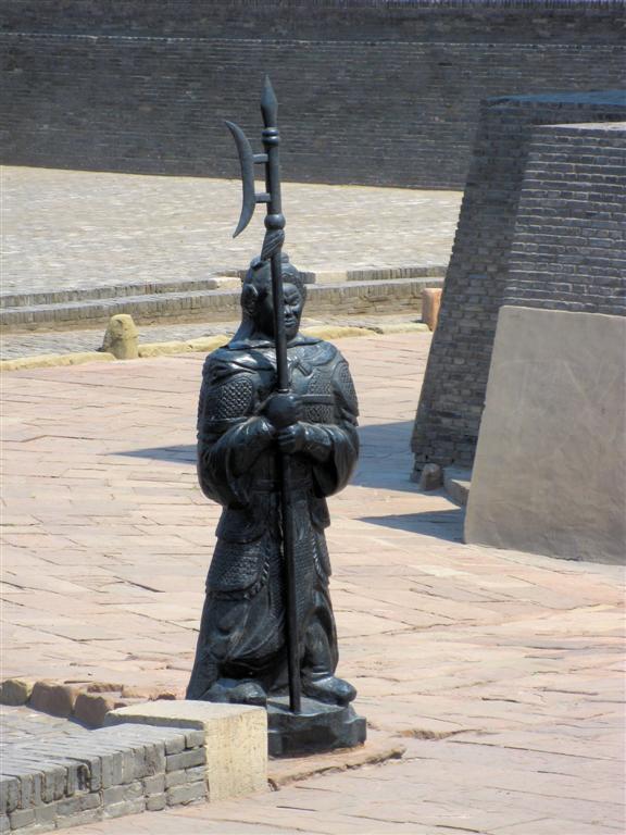 PINGYAO - beeld bij de stadsmuur van het oude centrum