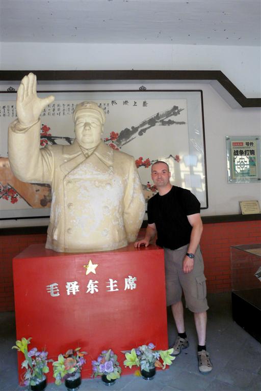 PINGYAO - Carlos naast beeld Mao in het kranten museum