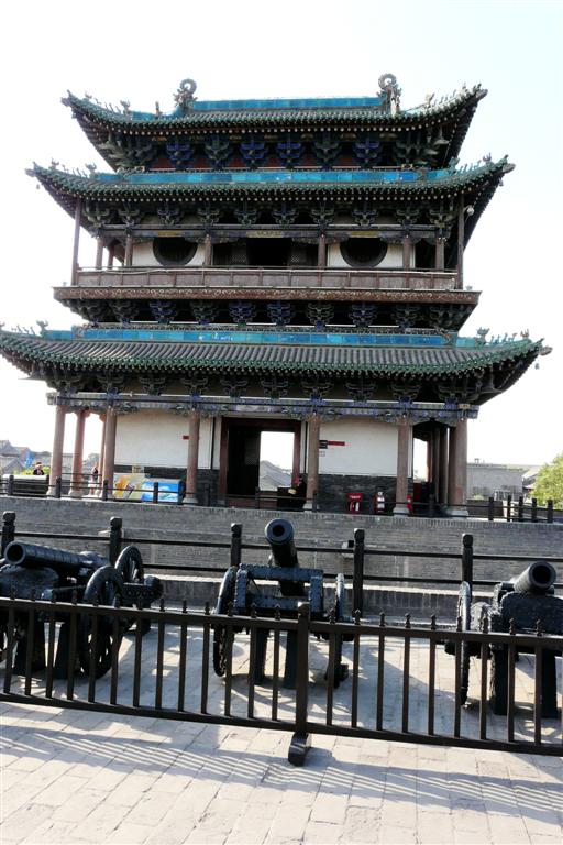 PINGYAO - kanonnen op de stadsmuur van het oude centrum