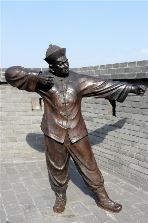 PINGYAO - beeld op de stadsmuur van het oude centrum