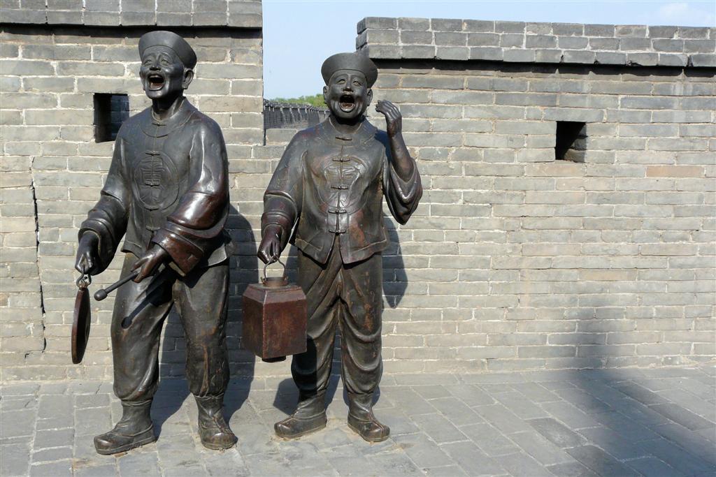 PINGYAO - beelden op de stadsmuur van het oude centrum