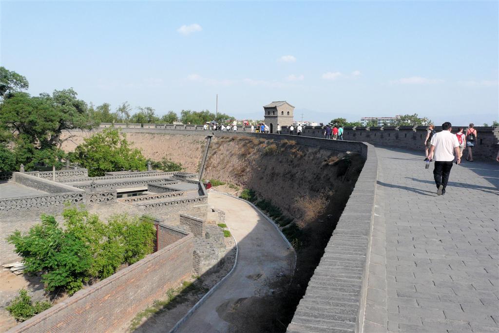 PINGYAO - op de stadsmuur van het oude centrum