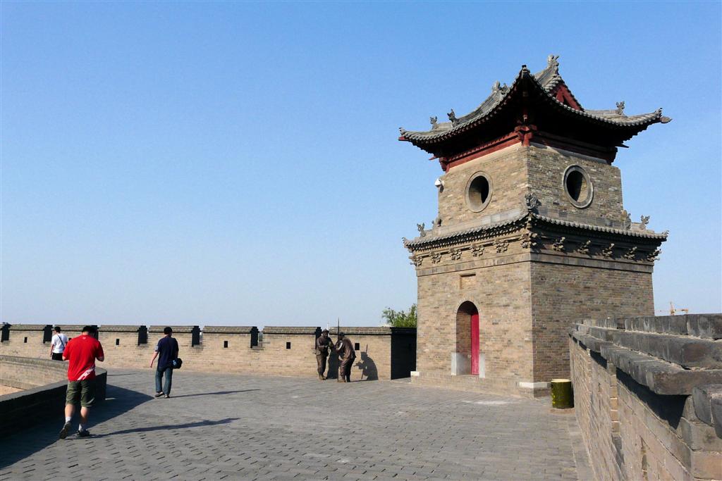 PINGYAO - op de stadsmuur van het oude centrum