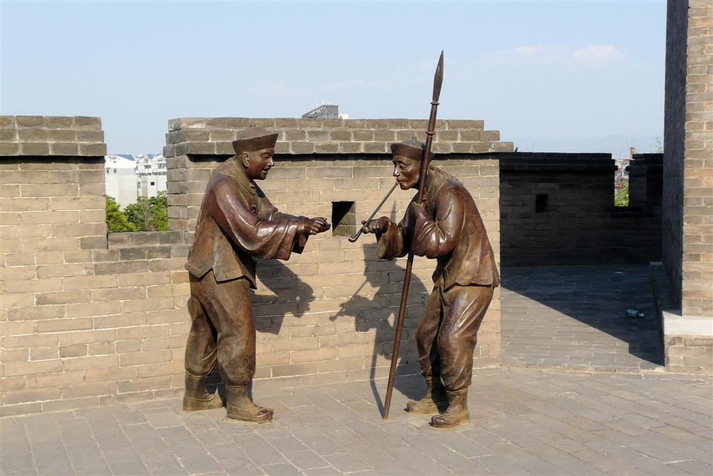 PINGYAO - beelden op de stadsmuur van het oude centrum