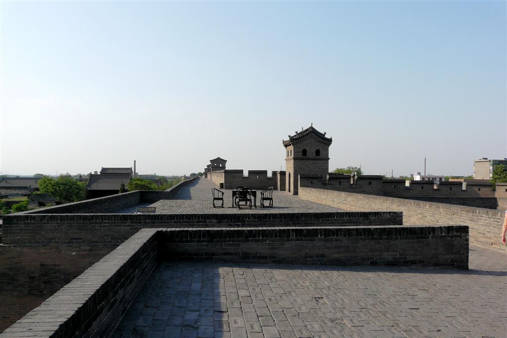 PINGYAO - op de stadsmuur van het oude centrum