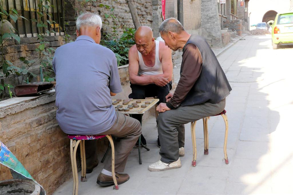 PINGYAO - ouderen bezig met een bordspel