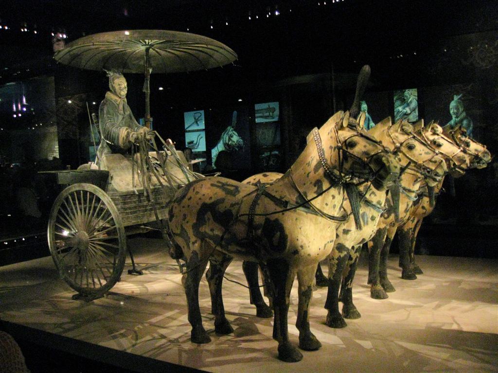 XIAN - terracotta paard en wagen in het museum