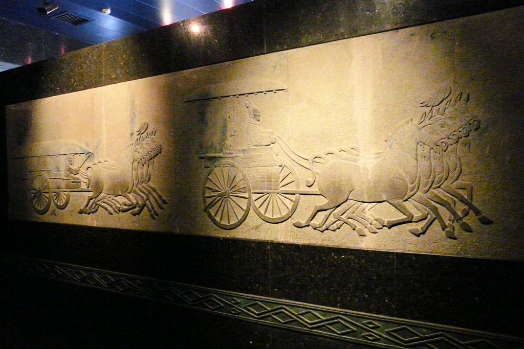 XIAN - steenhouwwerk van terracotta paard en wagen in het museum