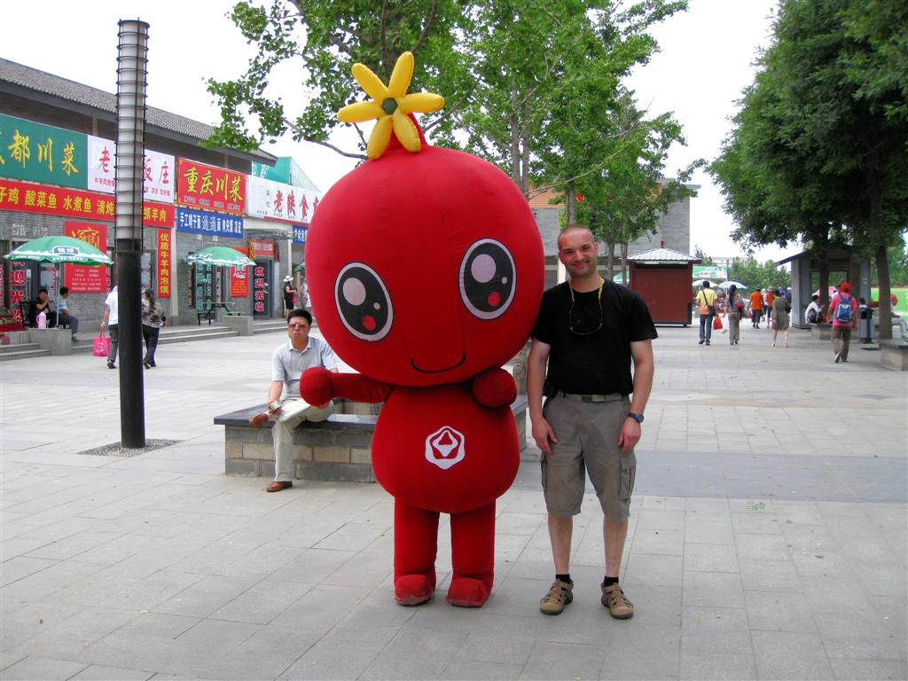 XIAN - Carlos naast mascotte van de tuinbouw expo Xian 2011