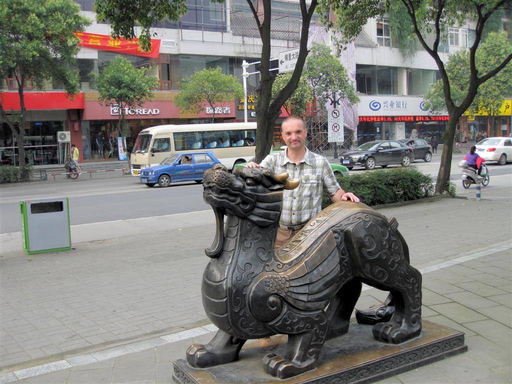 CHENGDU - Carlos bij beeld van een Chinese leeuw