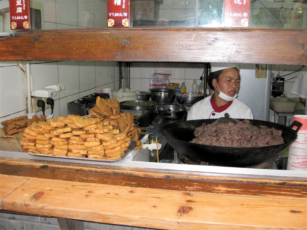 CHENGDU - eten bij eetkraam op Jinli old street