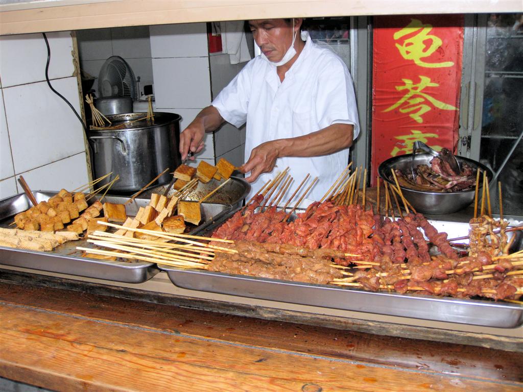 CHENGDU - eten bij eetkraam op Jinli old street