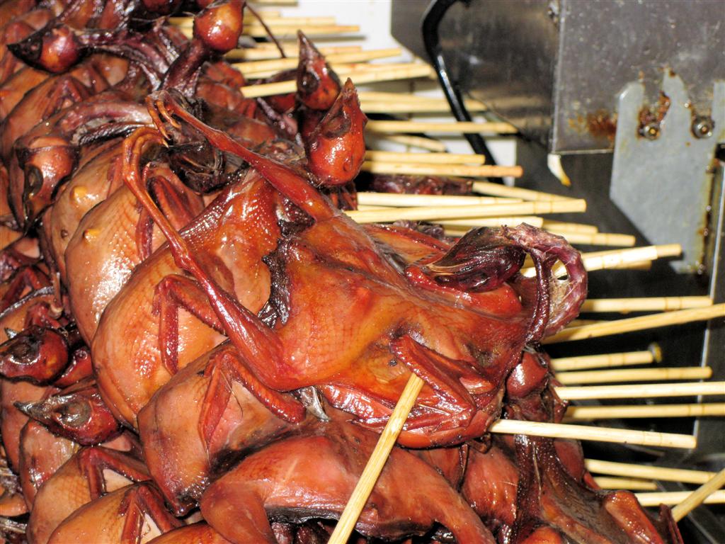 CHENGDU - gebraden kippen bij eetkraam op Jinli old street