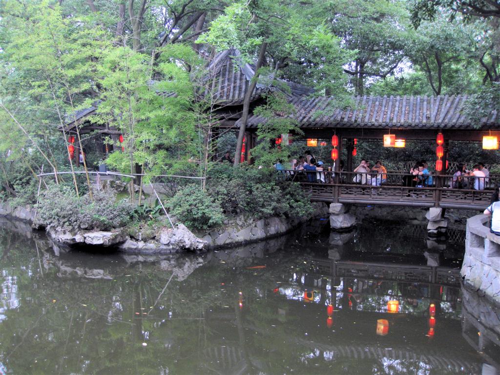 CHENGDU - overdekte banken aan het water bij Jinli old street