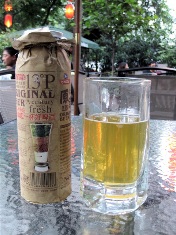 CHENGDU - blikje bier op een terras bij Jinli old street