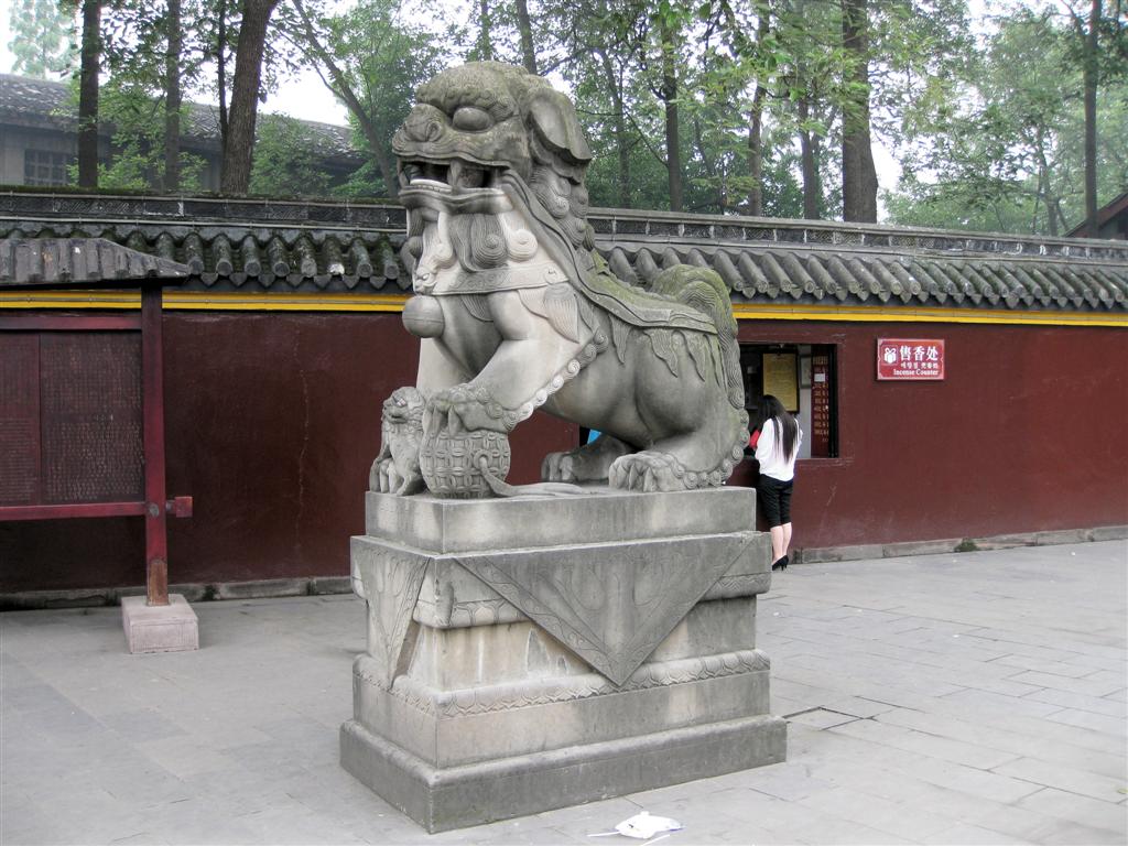CHENGDU - Chinese leeuw bij ingang van de Baoguang tempel