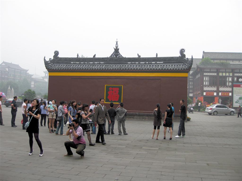 CHENGDU - versierde muur bij de ingang van de Baoguang tempel