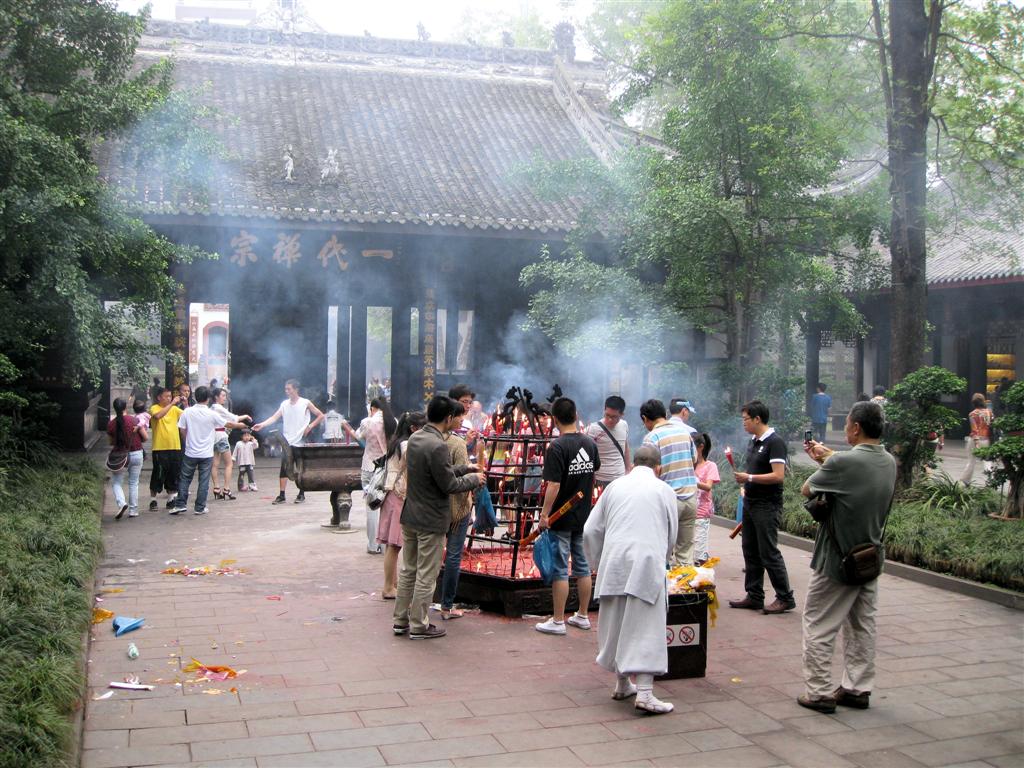 CHENGDU - kaarsen en wierrook bij de Baoguang tempel