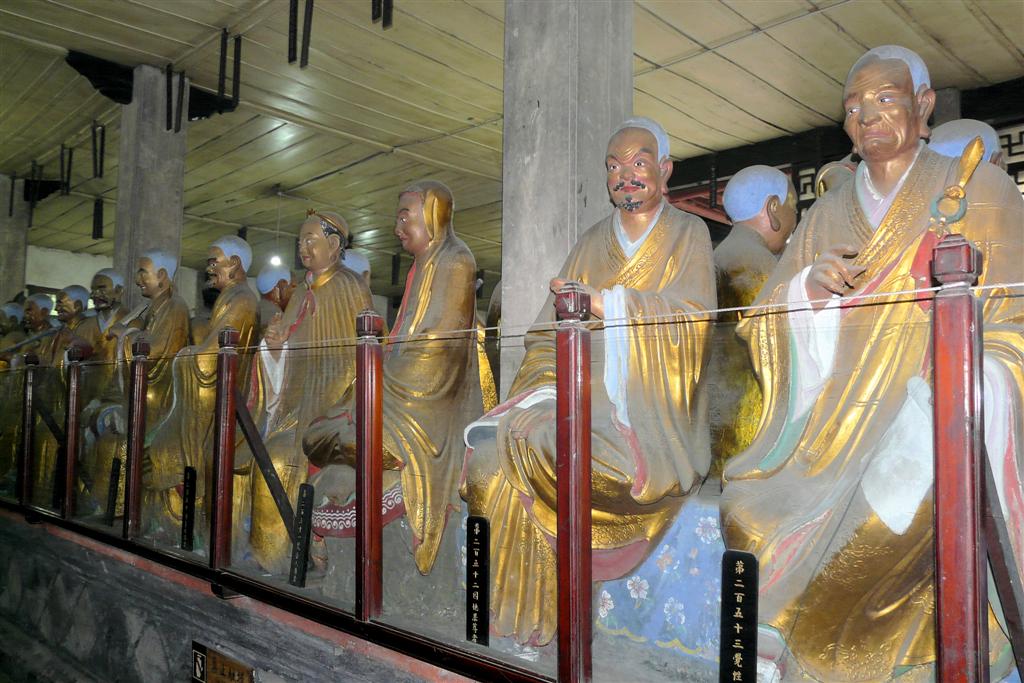 CHENGDU - boeddha beelden bij de Baoguang tempel