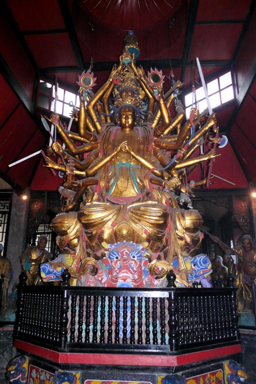 CHENGDU - boeddha beeld bij de Baoguang tempel