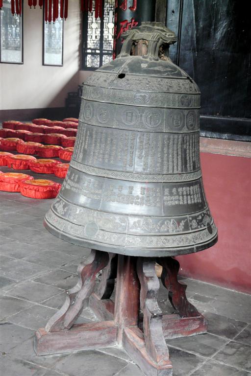 CHENGDU - een klok bij de Baoguang tempel