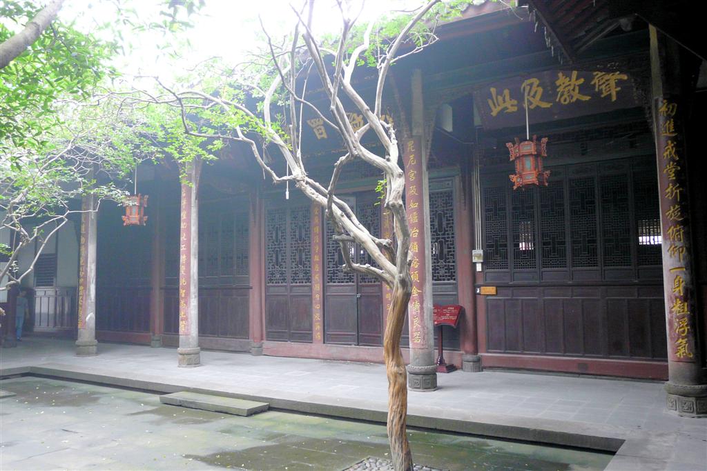 CHENGDU - een binnenplaats bij de Baoguang tempel
