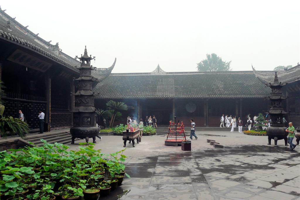 CHENGDU - een binnenplaats bij de Baoguang tempel