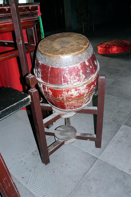 CHENGDU - een trom bij de Baoguang tempel