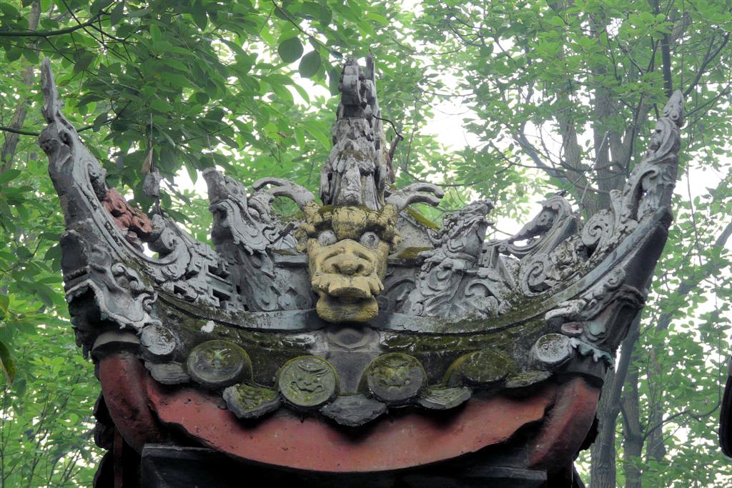 CHENGDU - dakversiering bij de Baoguang tempel