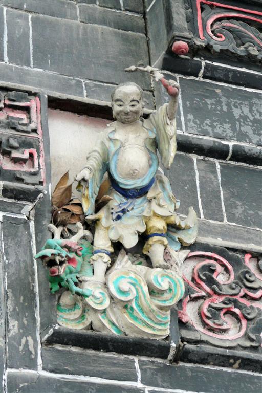 CHENGDU - muurversiering bij de Baoguang tempel