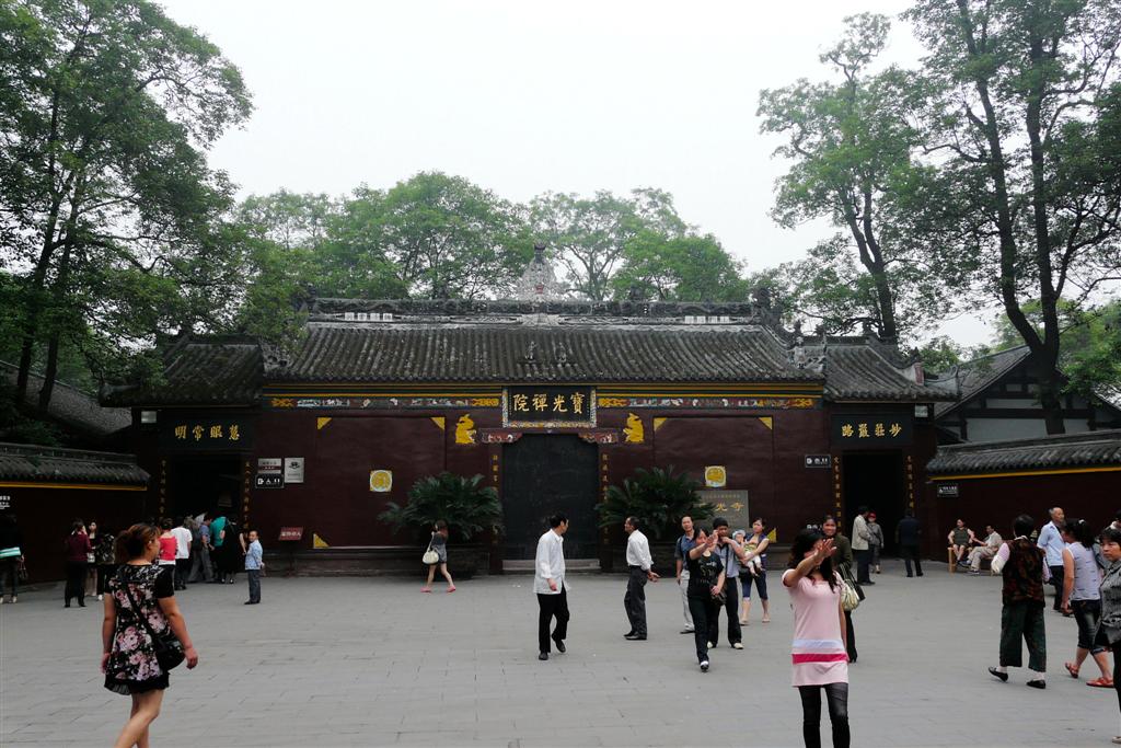 CHENGDU - de ingang van de Baoguang tempel
