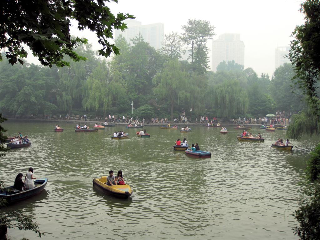 CHENGDU - Chinezen varen met bootjes in het volkspark