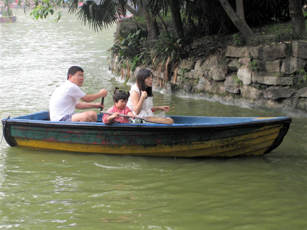 CHENGDU - Chinees gezin aan het varen in het volkspark