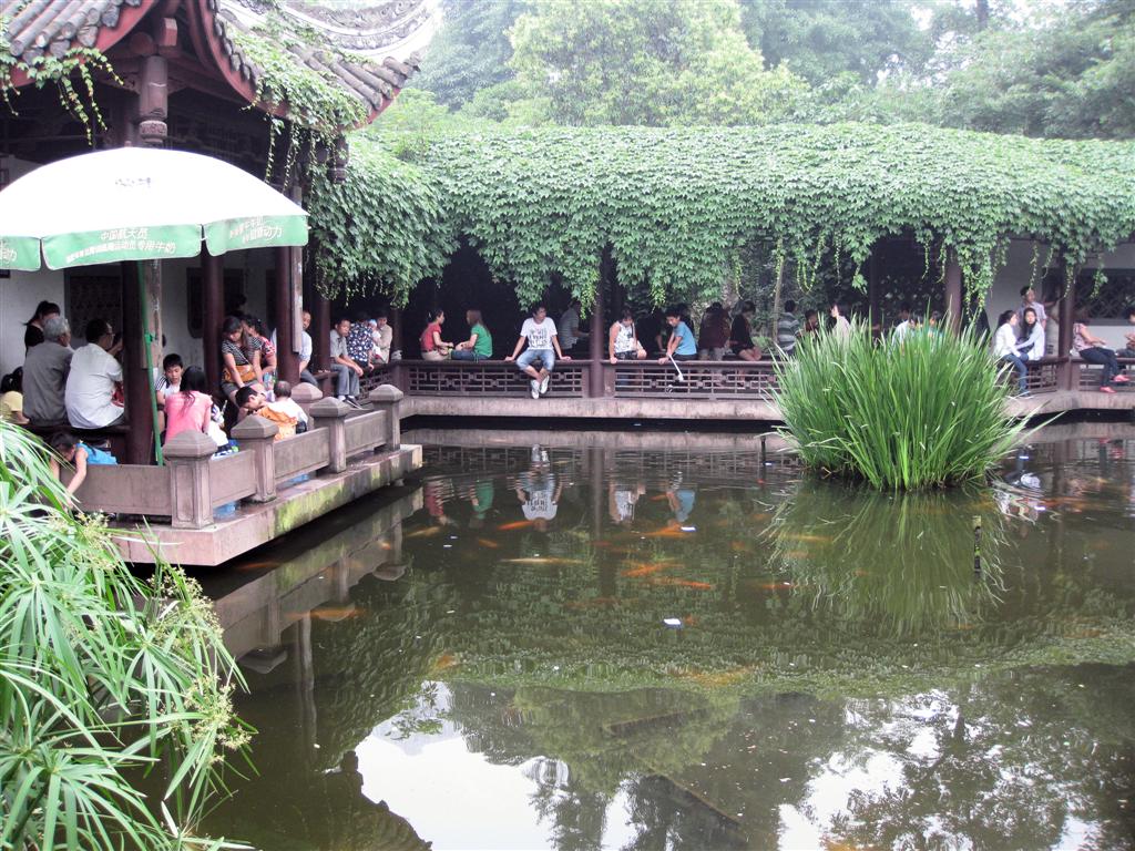 CHENGDU - Chinezen bij de vijver in het volkspark