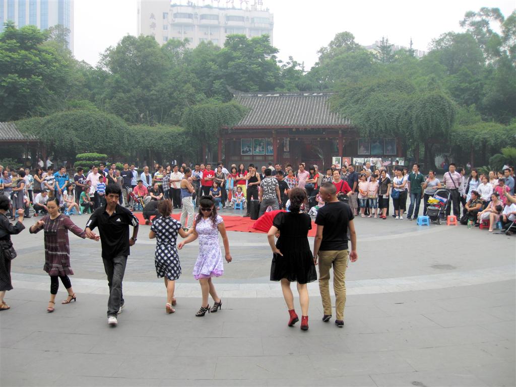 CHENGDU - dansen in het volkspark
