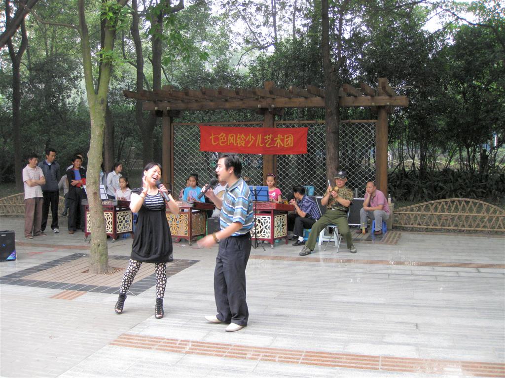CHENGDU - muziek maken in het volkspark