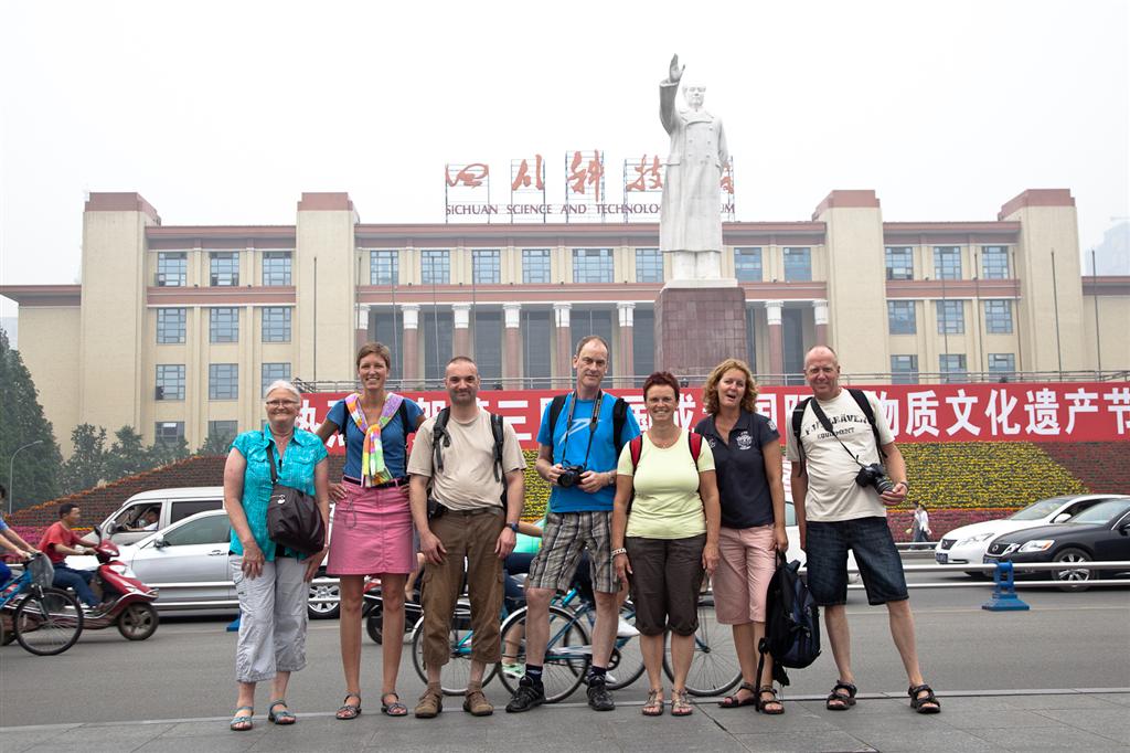 CHENGDU - groepsgenoten en Carlos bij standbeeld Mao