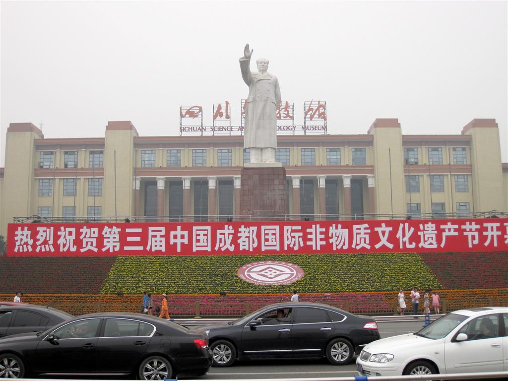 CHENGDU - standbeeld van Mao
