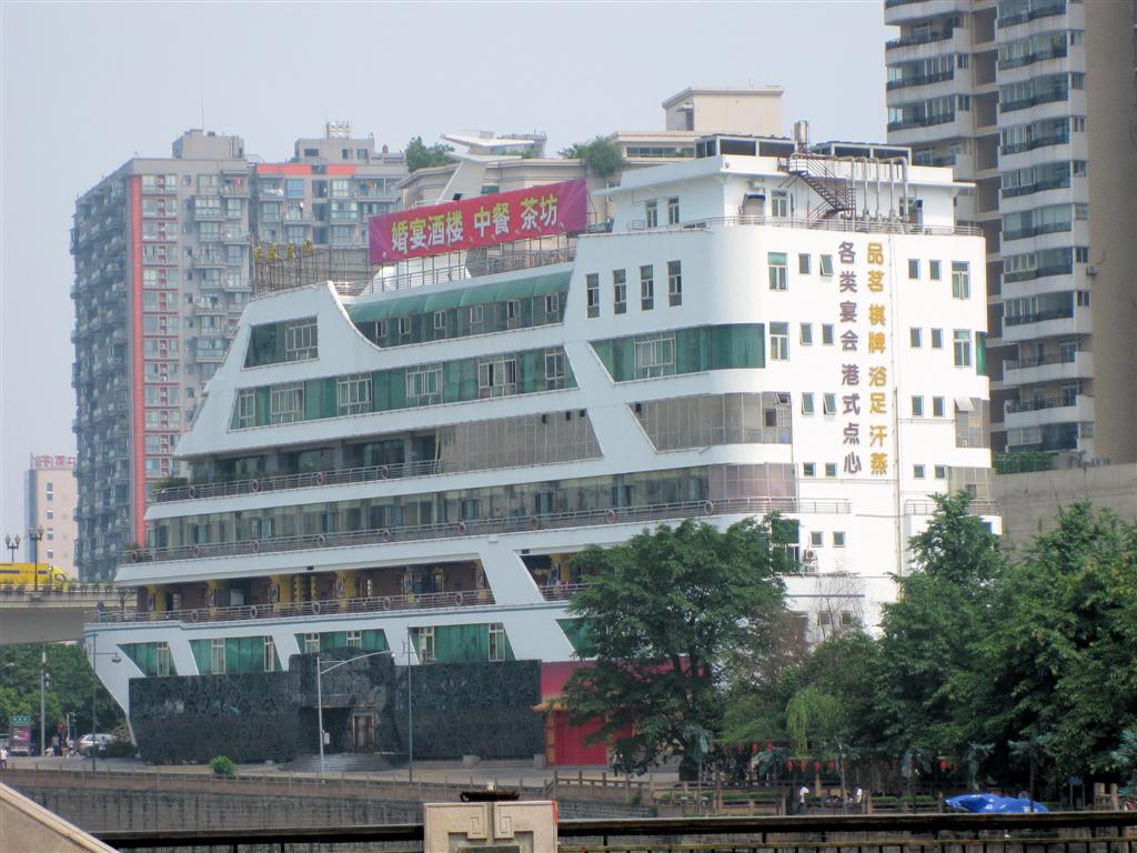 CHENGDU - een gebouw in de vorm van een boot