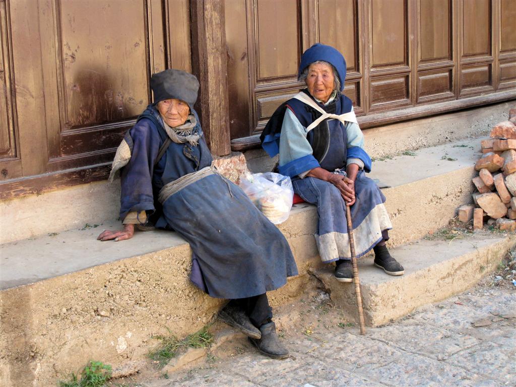 LIJIANG - twee oudere vrouwen van het dorp Baisha