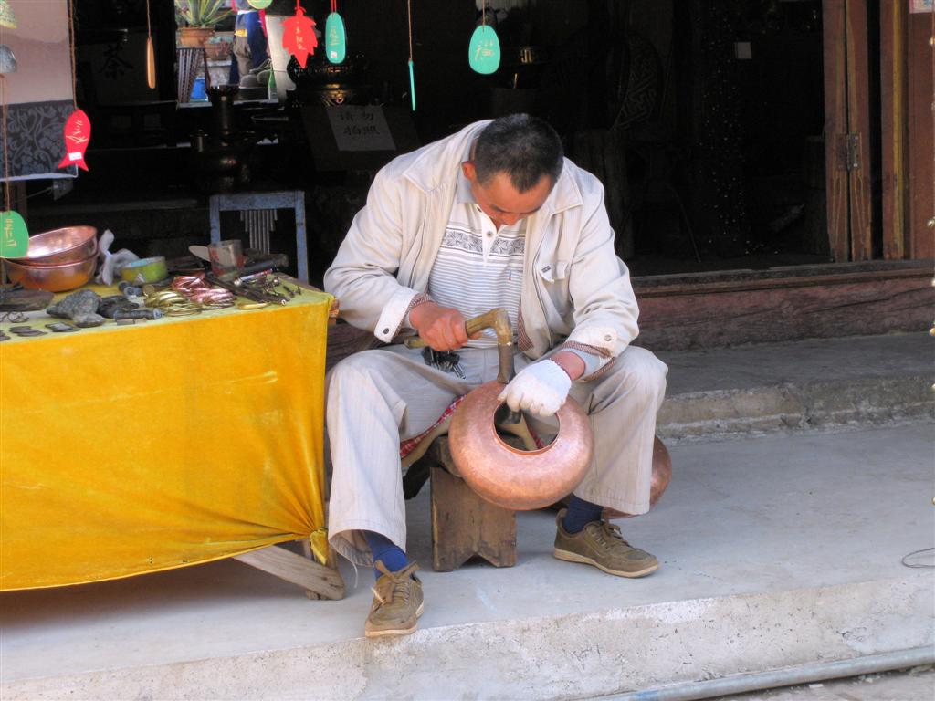 LIJIANG - een koperbewerker in het dorp Baisha