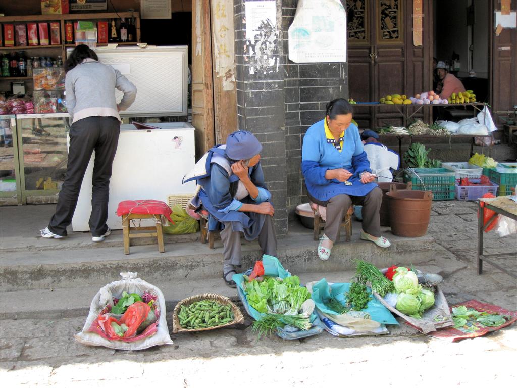 LIJIANG - groentenverkoop in het dorp Baisha