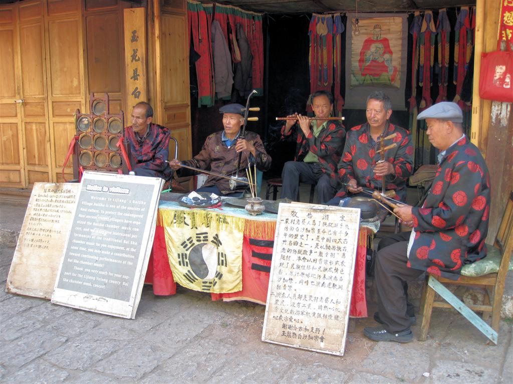 LIJIANG - de muziekband van het dorp Baisha